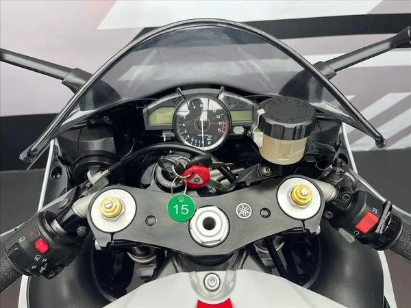 YAMAHA YZF-R1 - Thumbnail 6