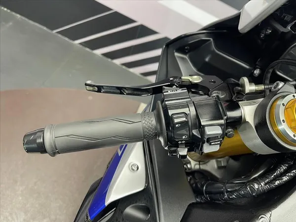 YAMAHA YZF-R1M  - Thumbnail 4