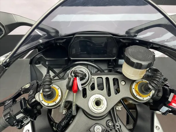 YAMAHA YZF-R1M  - Thumbnail 6