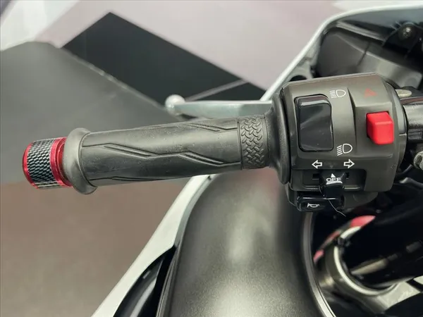 YAMAHA YZF-R1 - Thumbnail 4