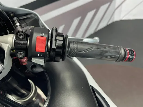 YAMAHA YZF-R1 - Thumbnail 5