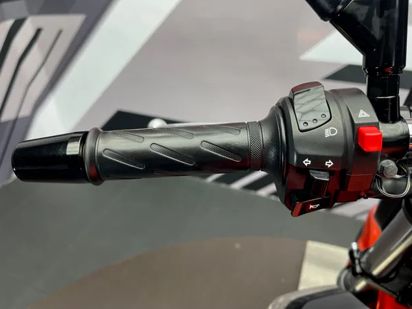 SUZUKI GSR 600 - Thumbnail 8