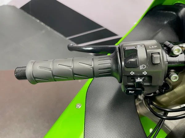 KAWASAKI ZX-10 R - Thumbnail 7