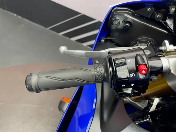 YAMAHA YZF-R6 - Thumbnail 8