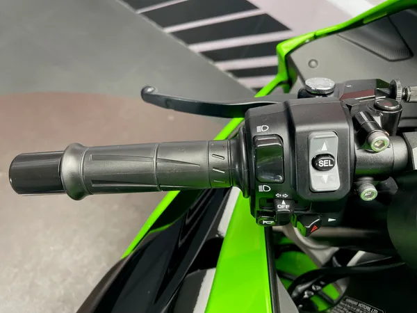 KAWASAKI ZX-6R - Thumbnail 11