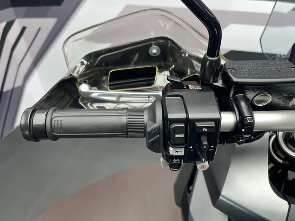 HONDA X-ADV 750 - Thumbnail 8